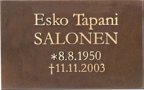 Valettu muistolaatta kohokirjaimin n:o 2