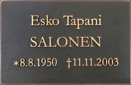 Valettu muistolaatta kohokirjaimin n:o 1