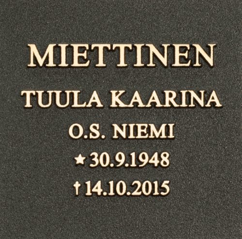 Valettu laatta kohokirjaimin n:o 4